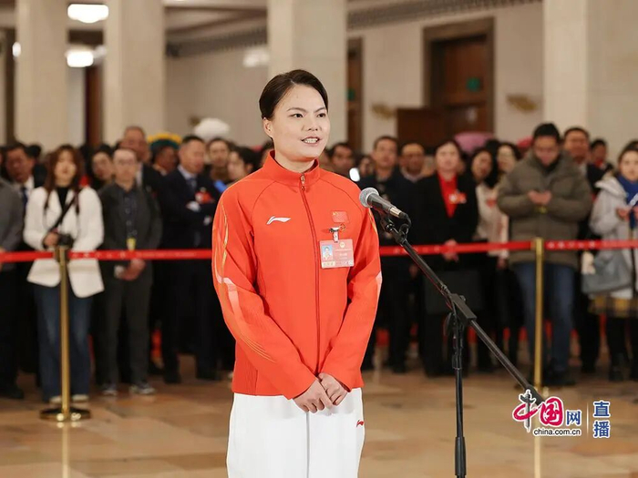 IM中国电竞-江西奥运冠军徐诗晓亮相两会“代表通道”!|水上运动|全国两会|中国奥运代表团|巴黎奥运会|世锦赛_新浪新闻